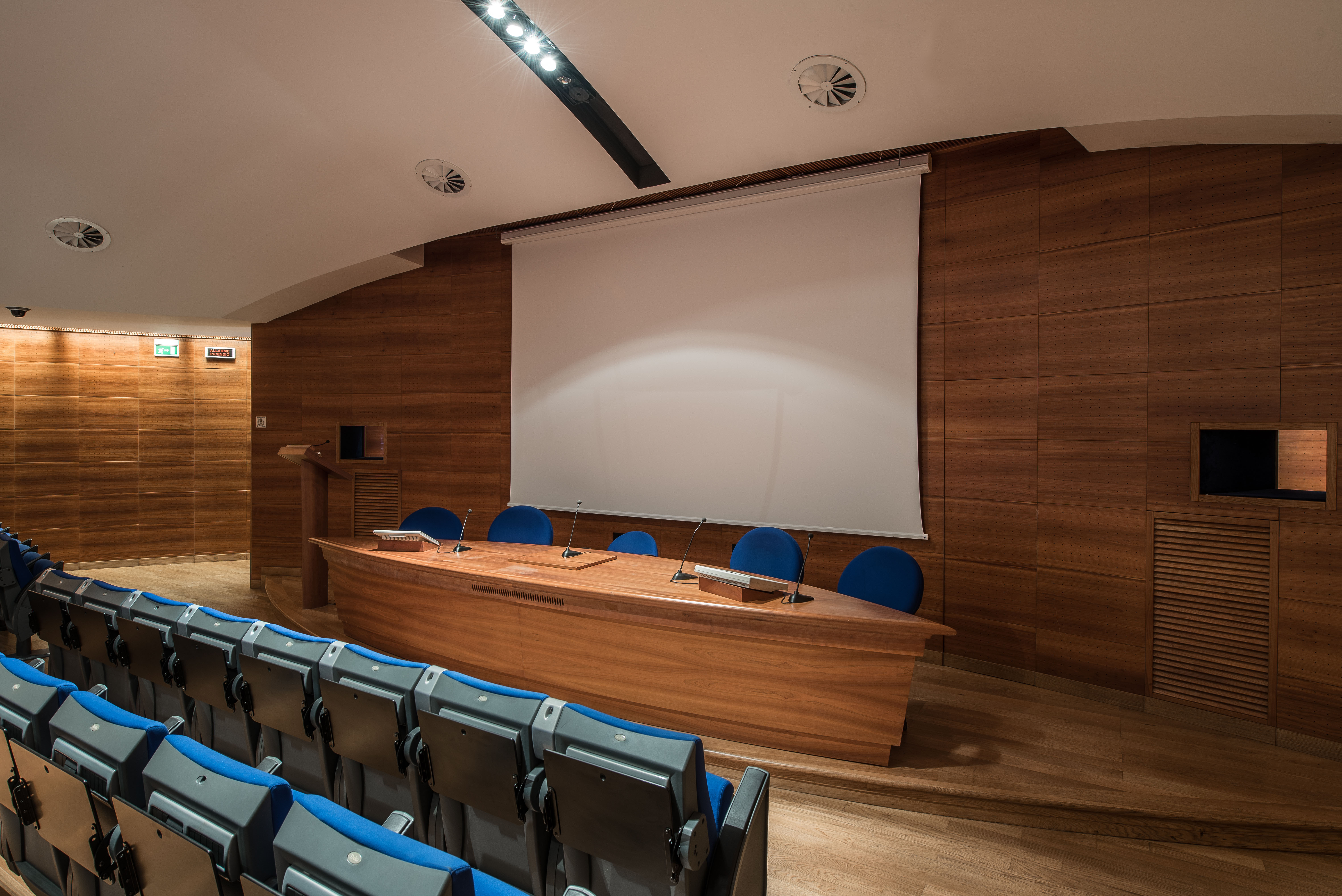 arredo in legno per sala conferenze lecce 