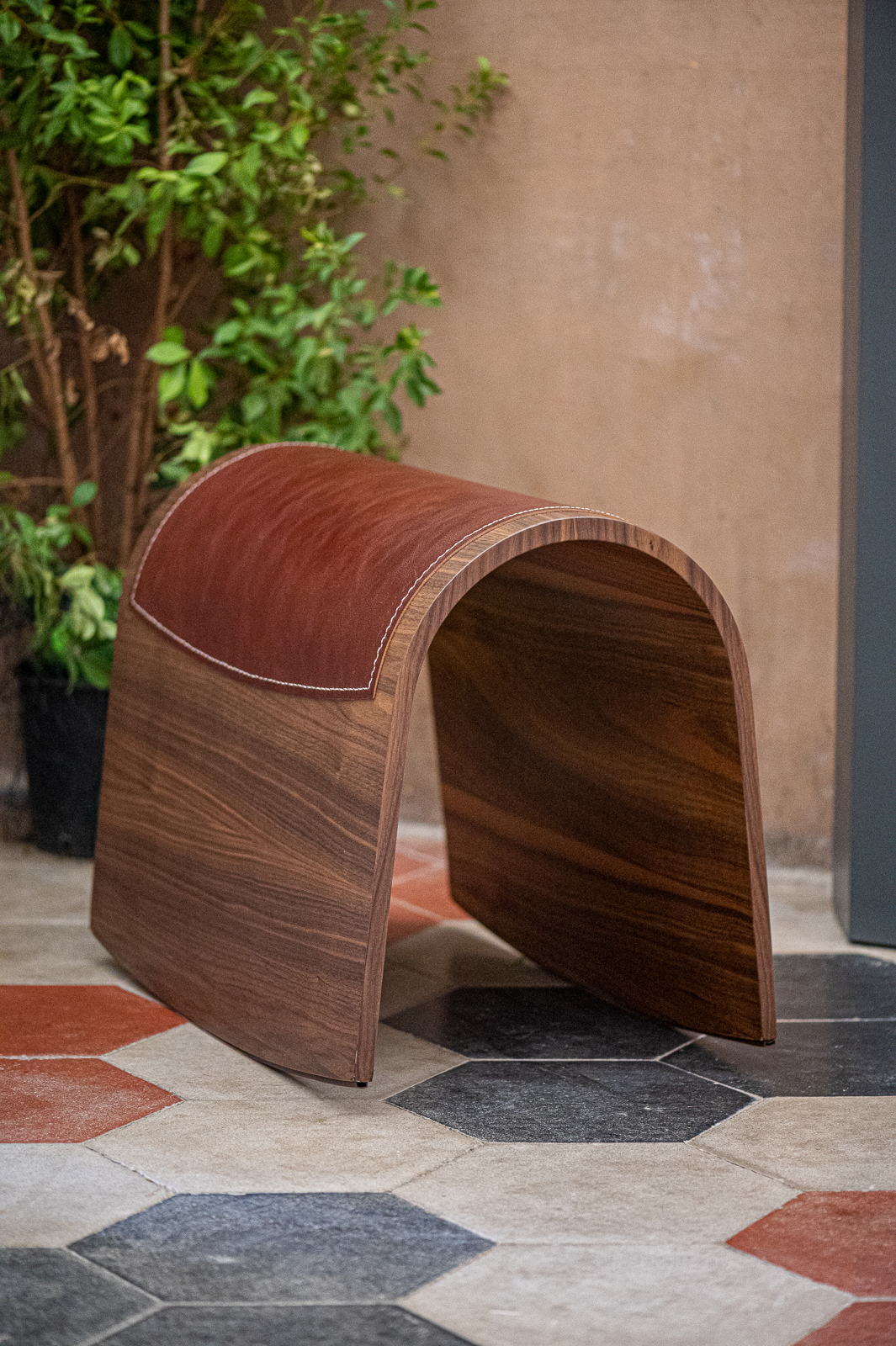 sgabello a dondolo sgabendolo complementi d'arredo in legno schiavone